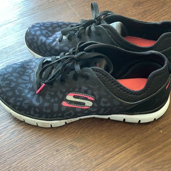 Black leopard print Skechers sneakers - Picture 2 of 3